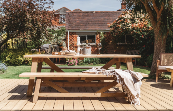 Taman dengan teras kayu dan meja makan